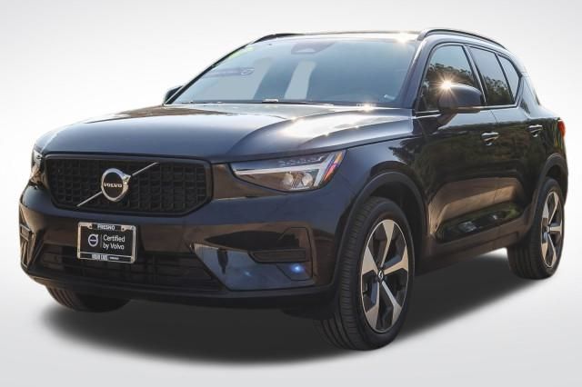 2024 Volvo XC40 Core AWD photo 3