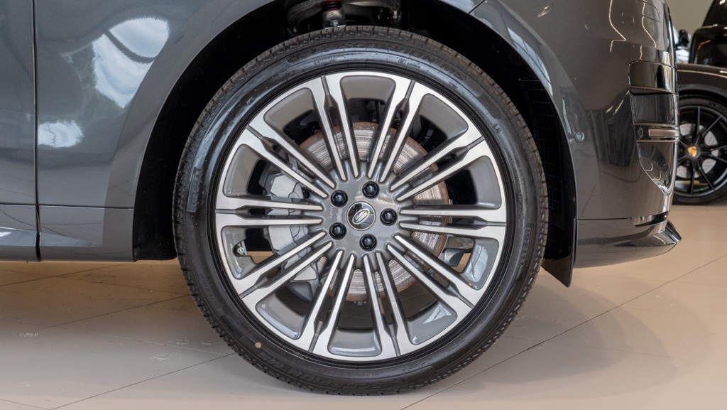 2025 Land Rover Range Rover Sport SE photo 6