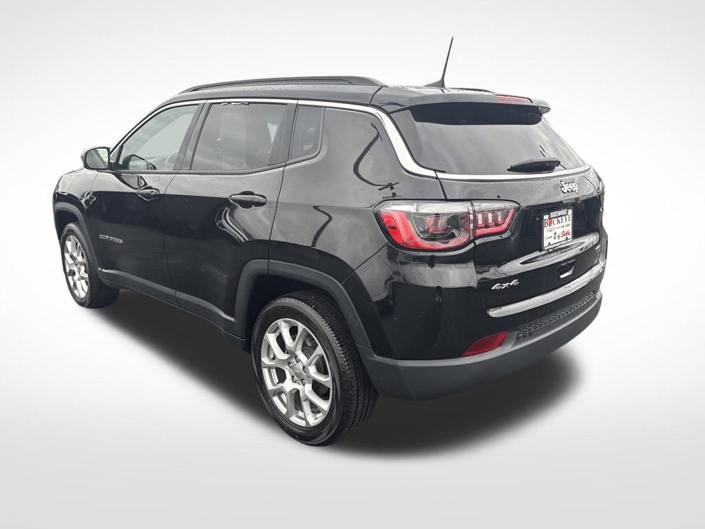 2022 Jeep Compass Latitude Lux photo 2