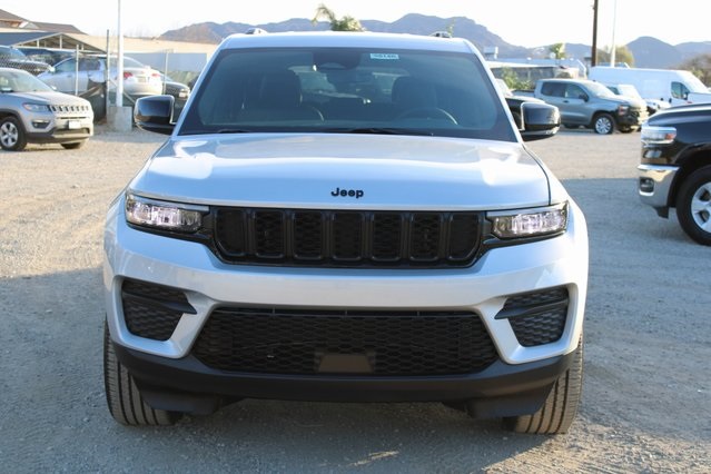 2025 Jeep Grand Cherokee Altitude photo 2