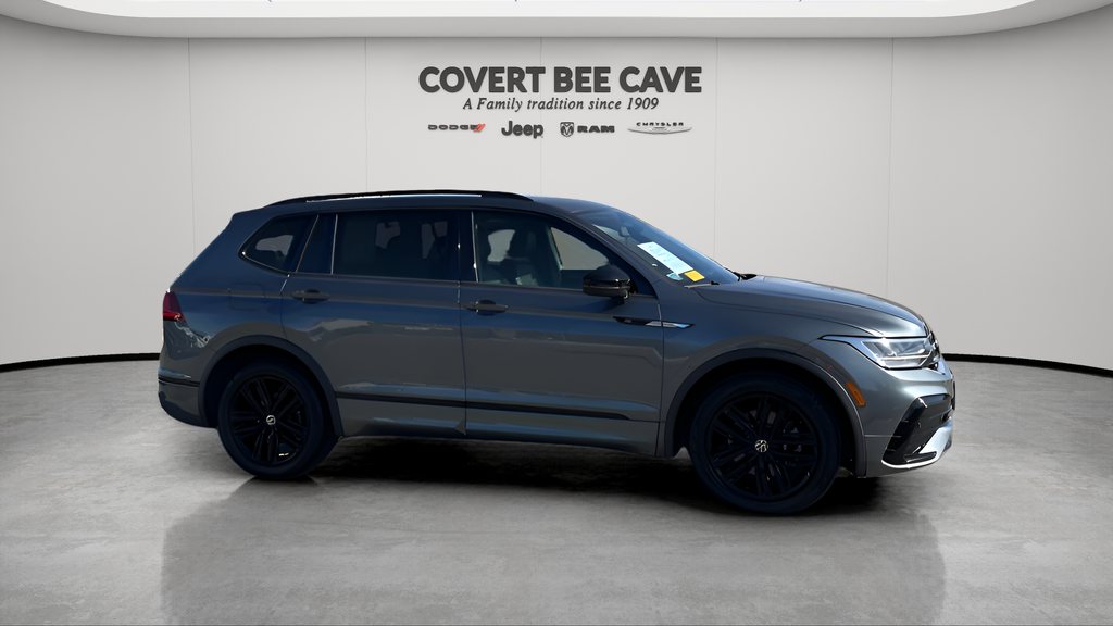 2022 Volkswagen Tiguan SE R-Line Black's photo
