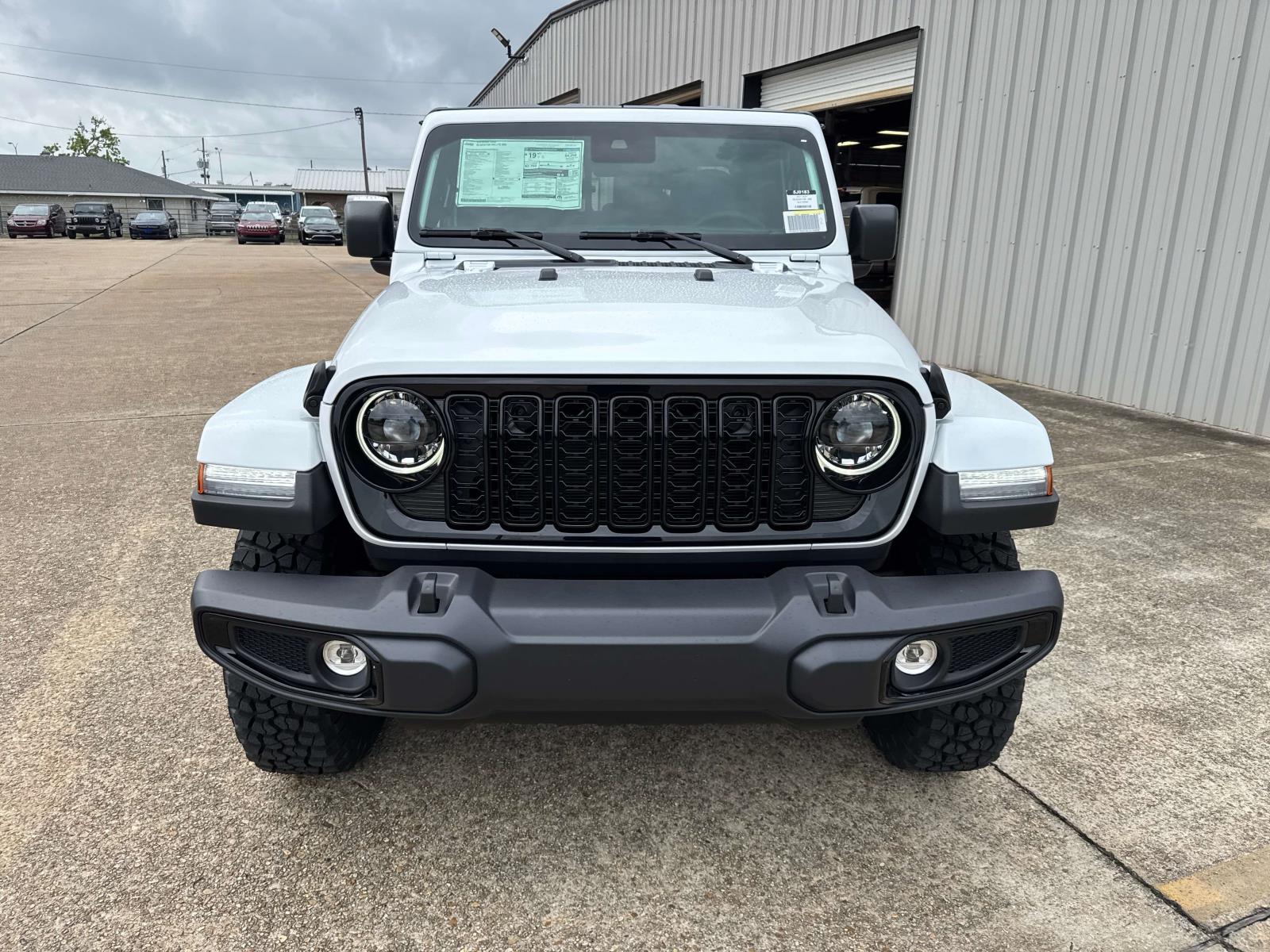 2025 Jeep Gladiator Willys photo 2