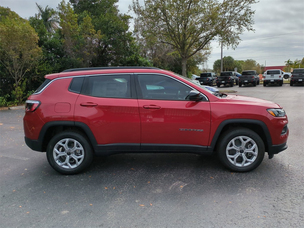 2025 Jeep Compass Latitude photo 3