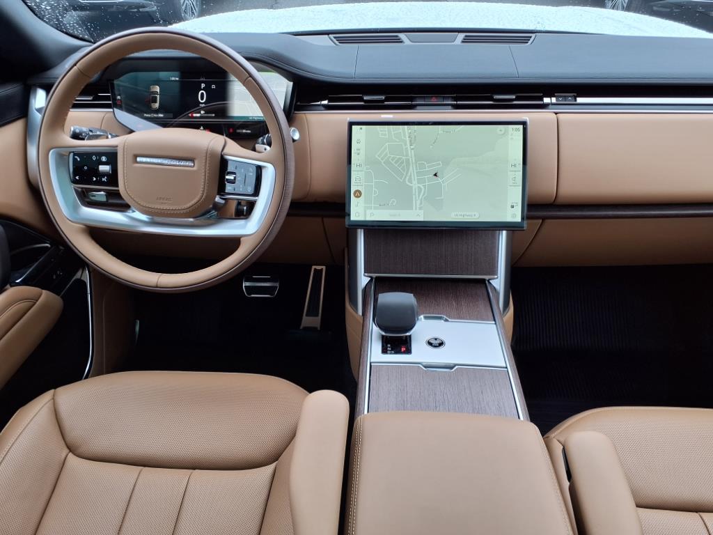 2025 Land Rover Range Rover SE photo 3