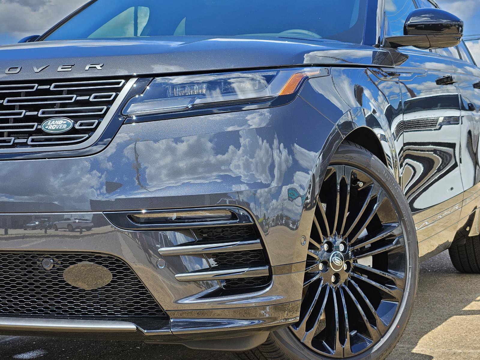 2026 Land Rover Range Rover Velar SE photo 6