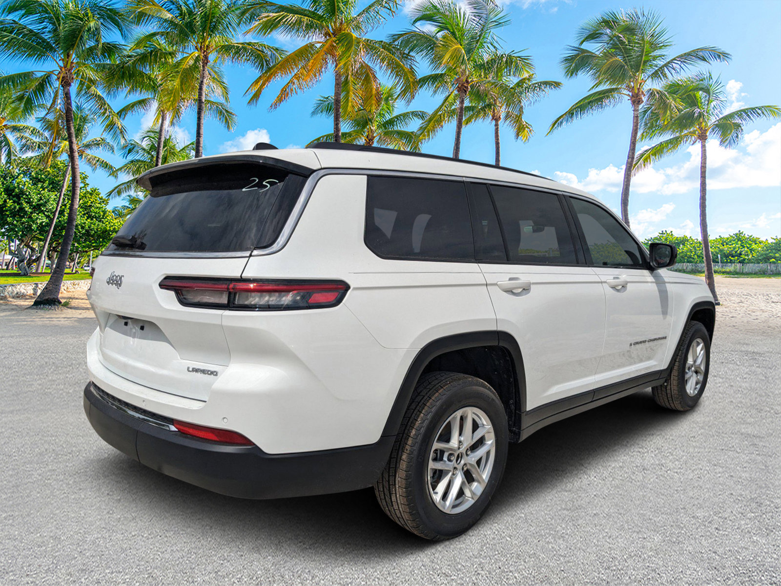 2025 Jeep Grand Cherokee Laredo X photo 3