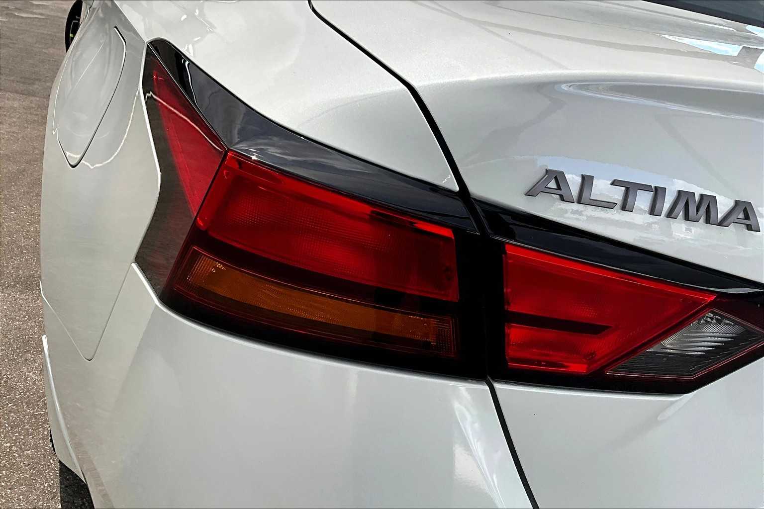 2025 Nissan Altima SR photo 11