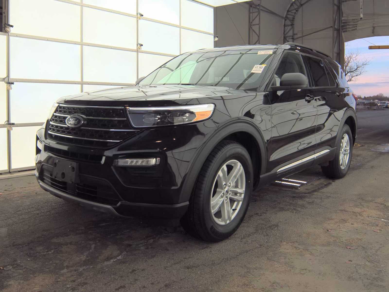 2023 Ford Explorer XLT's photo