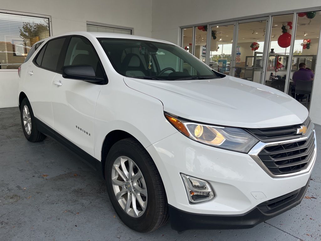 2021 Chevrolet Equinox LS photo 2