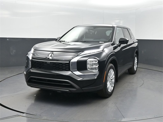 2025 Mitsubishi Outlander ES's photo