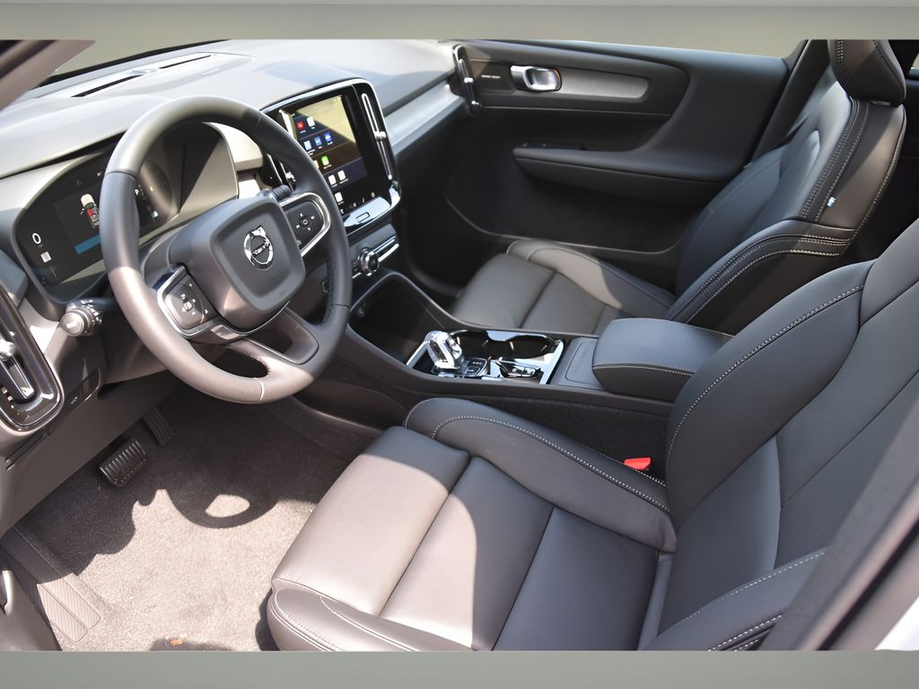 2025 Volvo XC40 photo 11