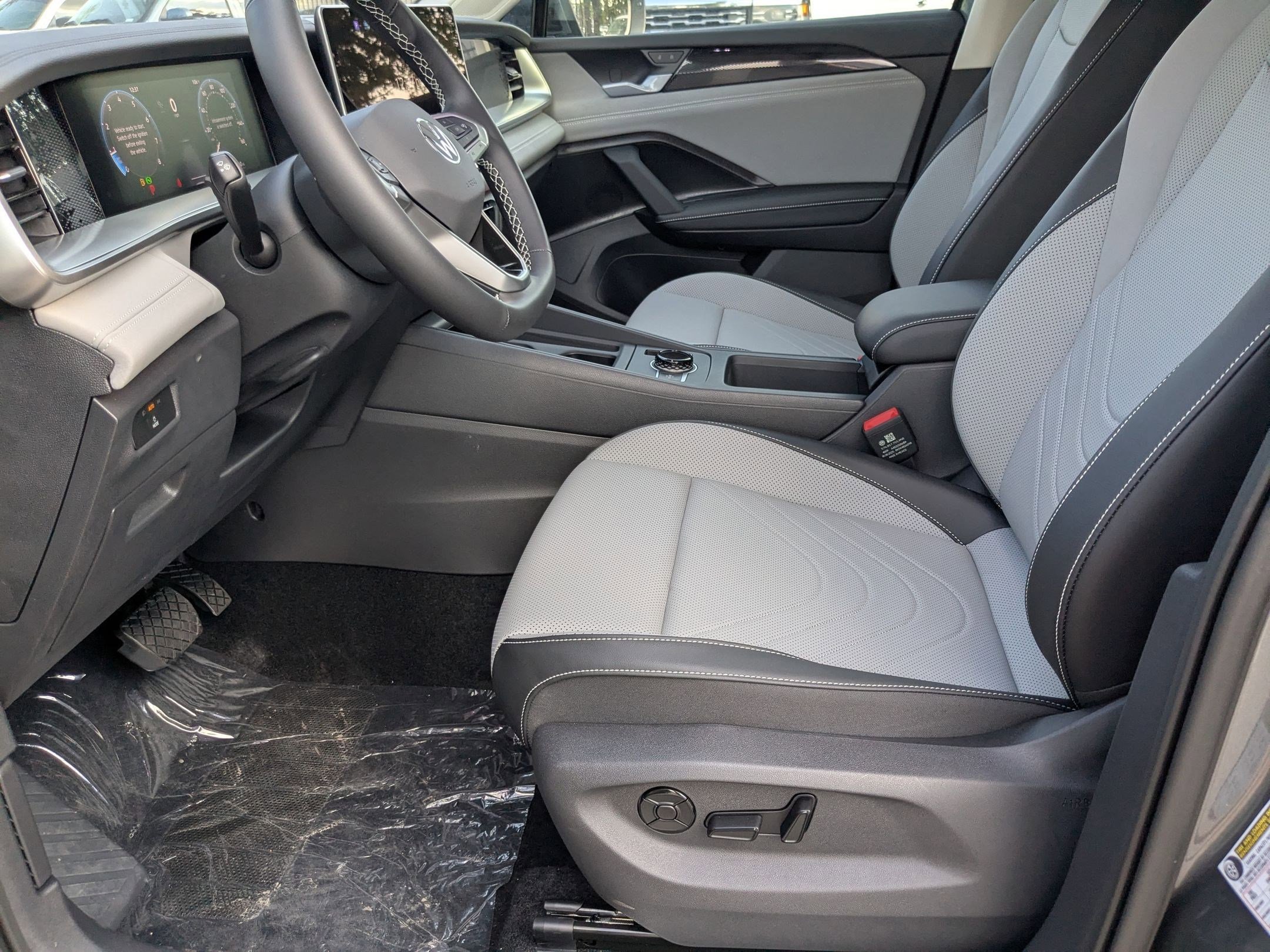 2025 Volkswagen Tiguan SE photo 3