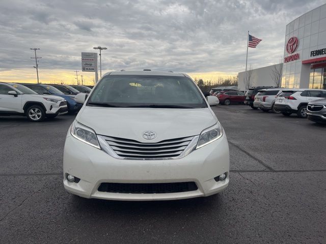 2017 Toyota Sienna Limited Premium photo 3