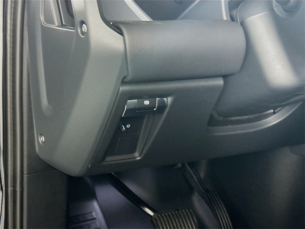 2025 Land Rover Defender 130 X-Dynamic SE photo 10