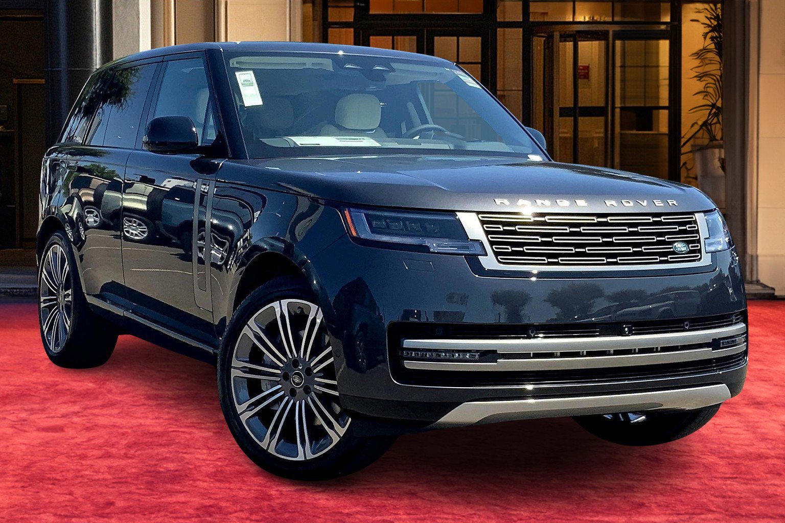 2025 Land Rover Range Rover SE photo 2