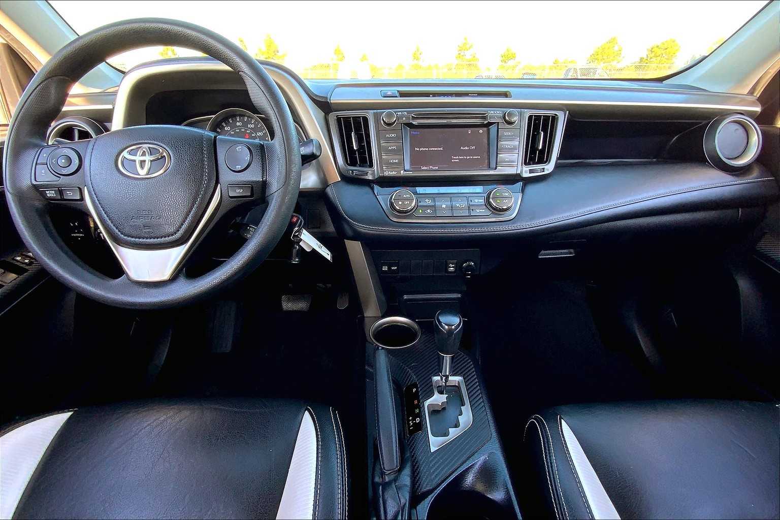 2015 Toyota RAV4 XLE photo 13