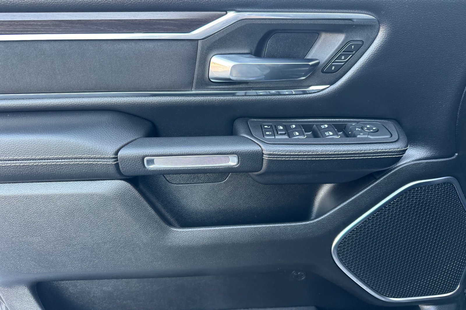 2025 Ram 1500 Laramie photo 8