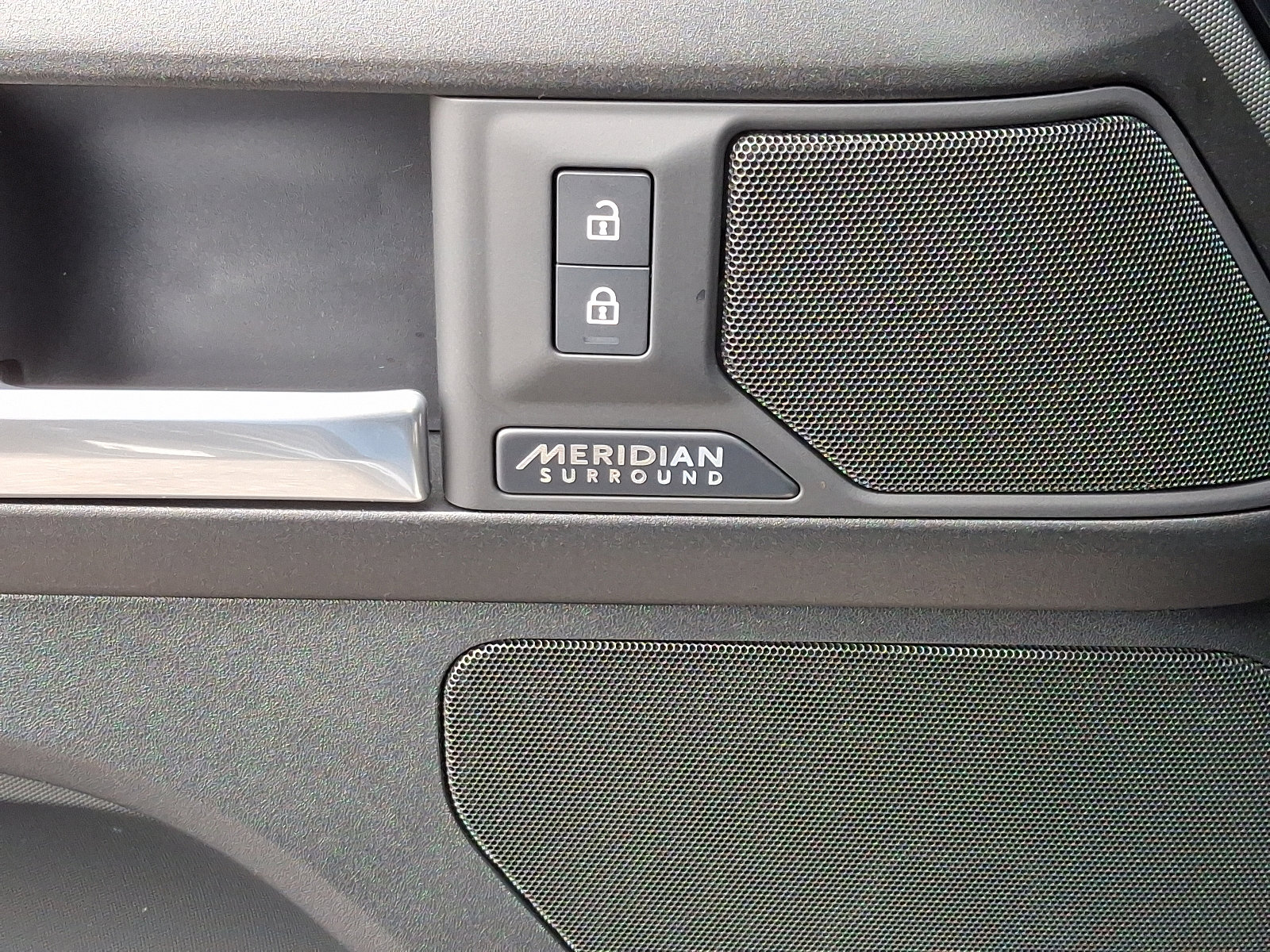 2025 Land Rover Defender 130 V8 photo 29