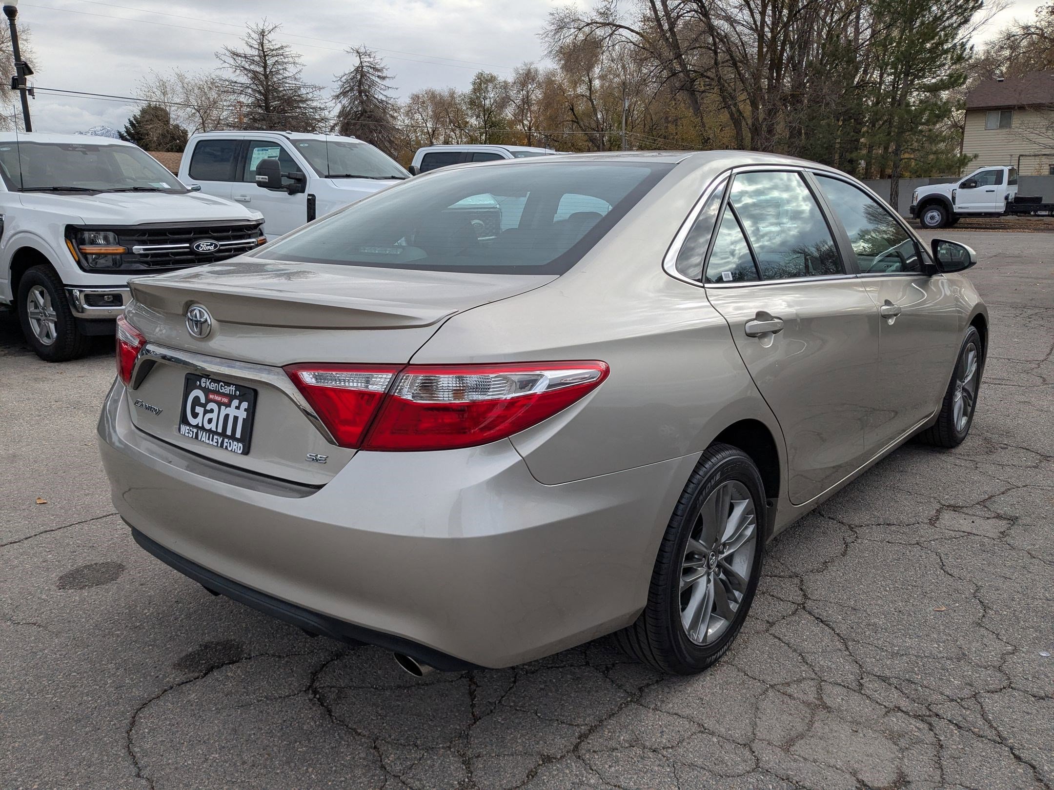2016 Toyota Camry XLE photo 3