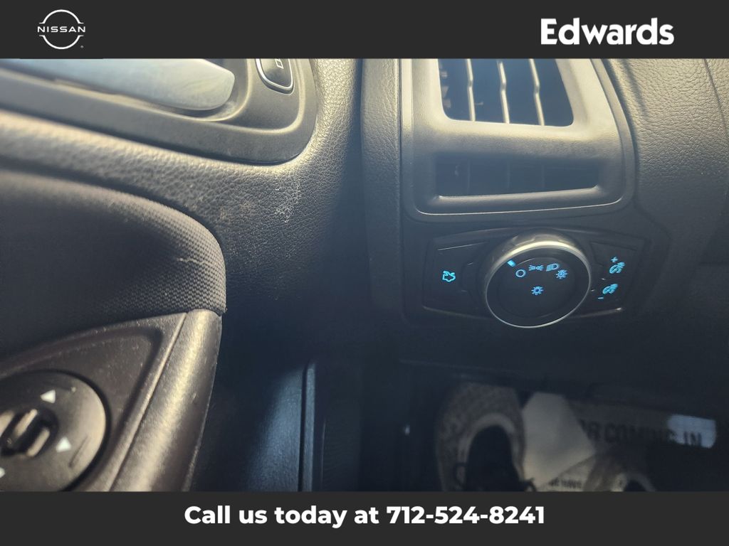 2015 Ford Focus SE photo 21