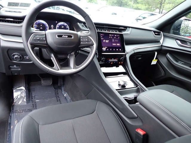 2024 Jeep Grand Cherokee Laredo photo 13