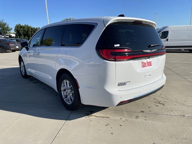 2026 Chrysler Pacifica photo 2