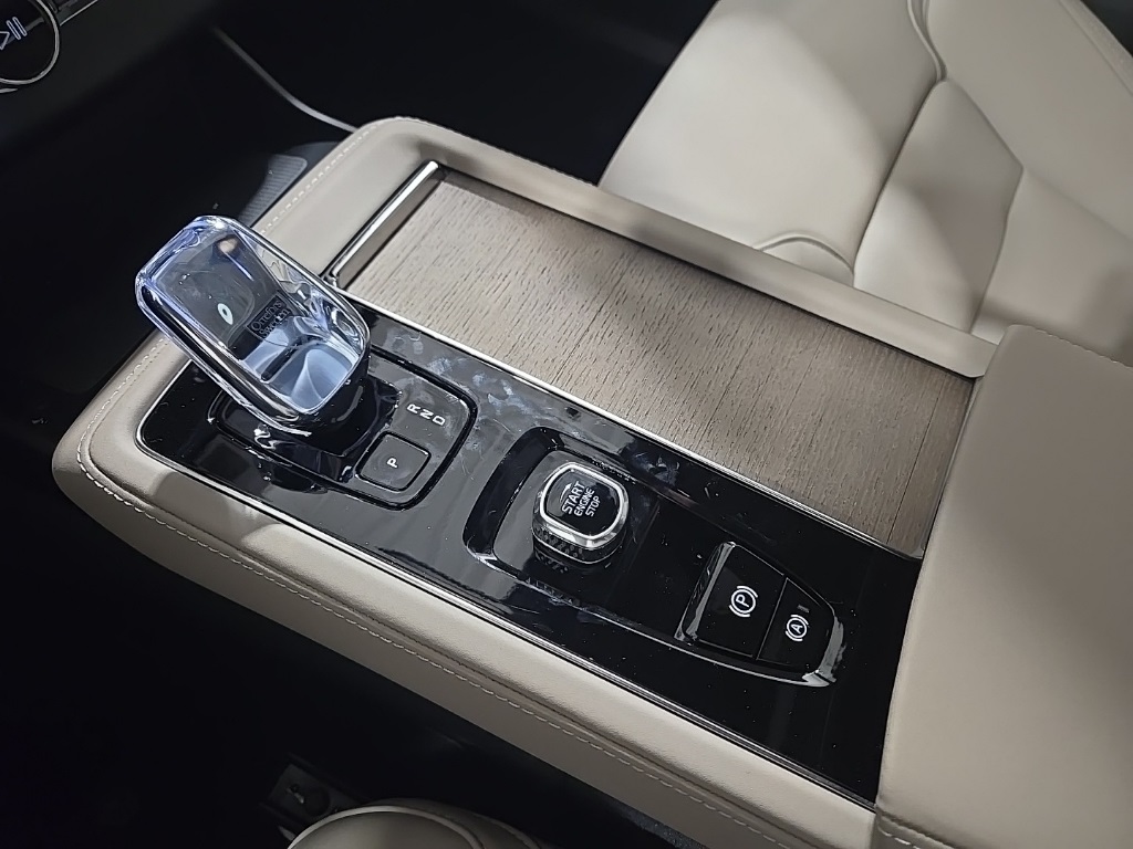 2026 Volvo XC90 Plus photo 13