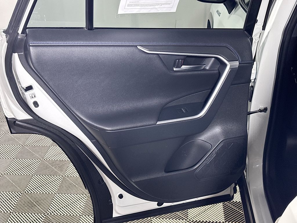 2020 Toyota RAV4 Hybrid XSE photo 18