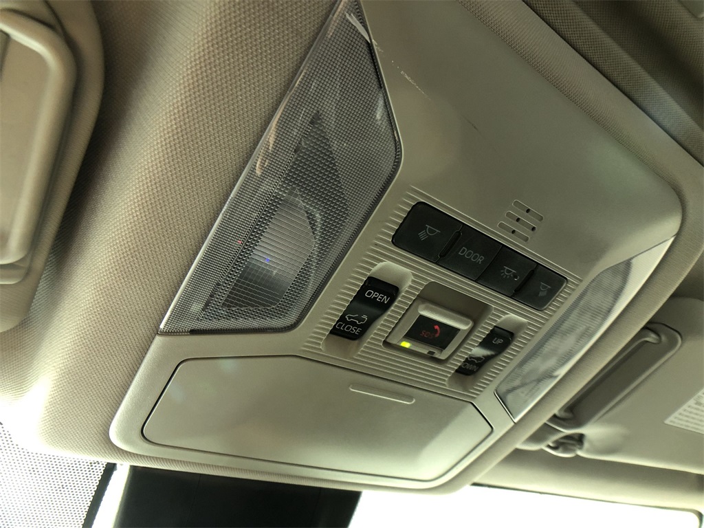 2022 Toyota RAV4 Hybrid XLE Premium photo 15