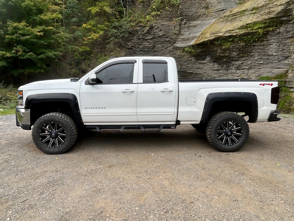 2018 Chevrolet Silverado 1500 LT photo 2