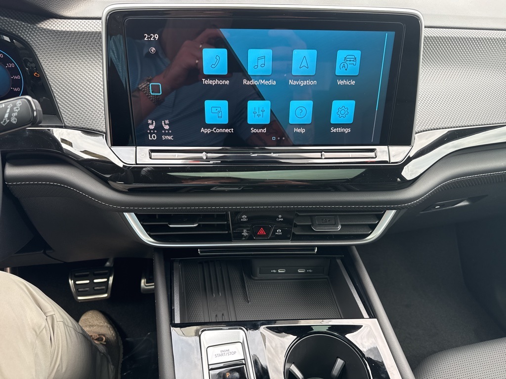 2025 Volkswagen Atlas Cross Sport SEL R-Line photo 12