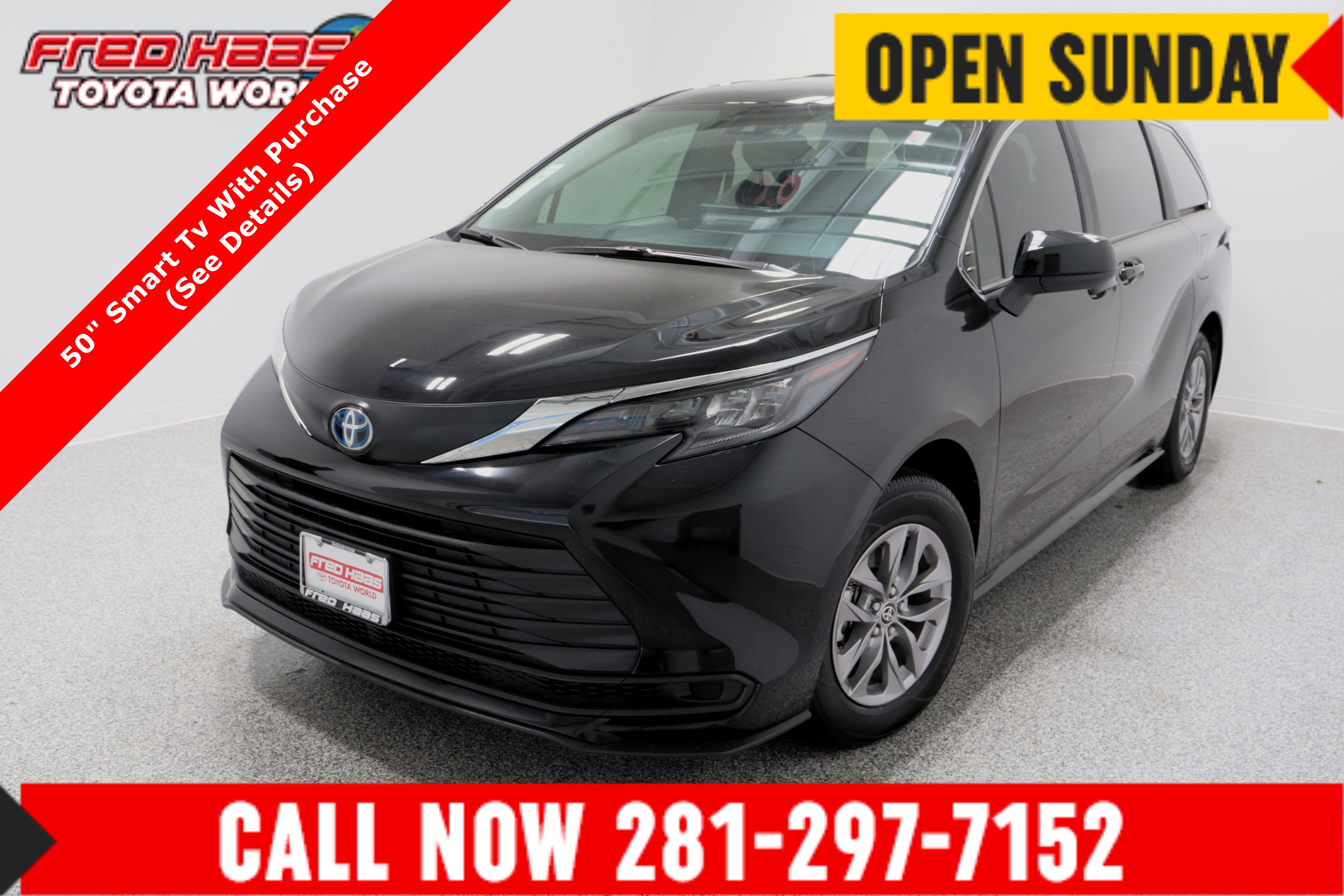 2025 Toyota Sienna LE's photo