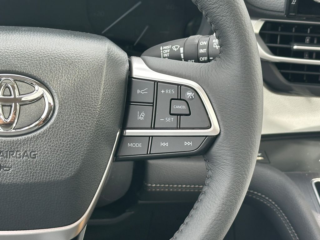 2025 Toyota Sienna XLE photo 21