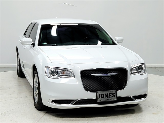 2019 Chrysler 300 Touring photo 2