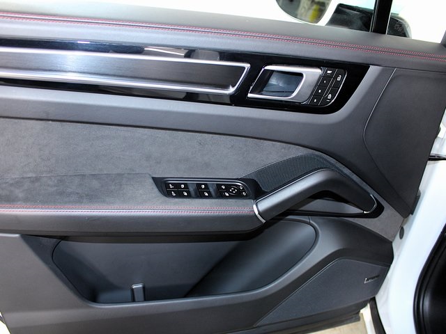 2023 Porsche Cayenne GTS photo 19