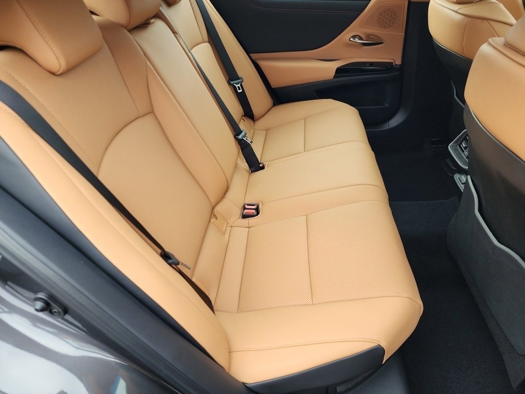 2025 Lexus ES 300h photo 3