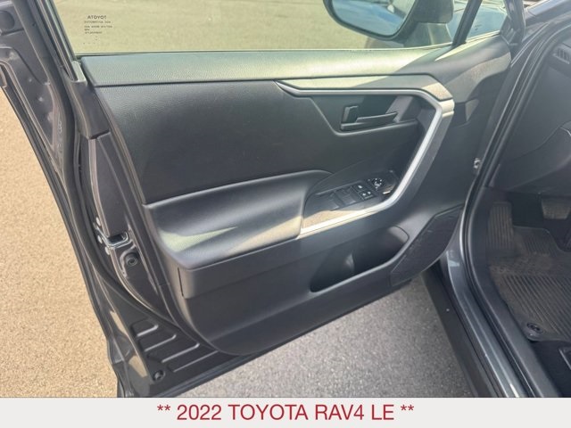 2022 Toyota RAV4 LE photo 6