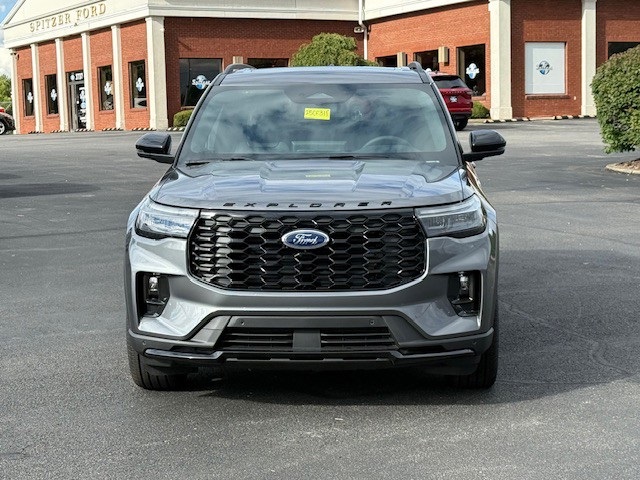 2025 Ford Explorer ST-Line photo 9
