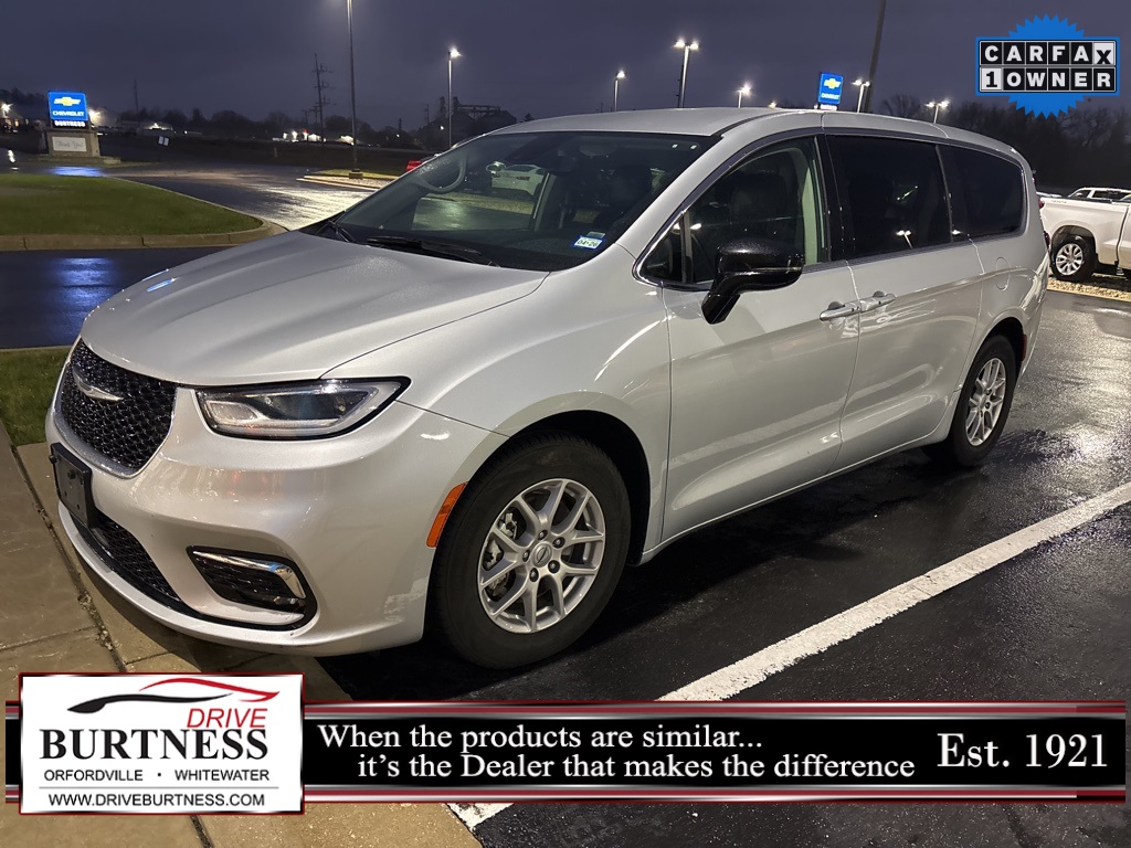 2024 Chrysler Pacifica Touring L's photo