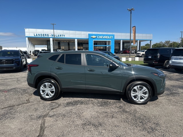 2025 Chevrolet Trax LS photo 2