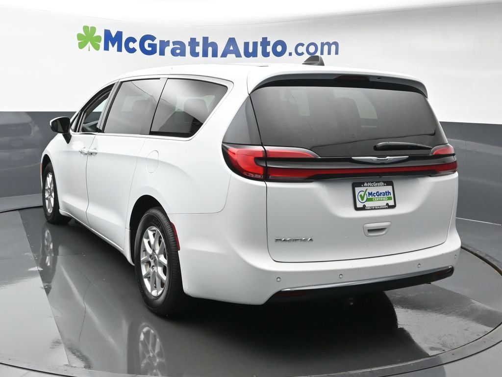 2023 Chrysler Pacifica Touring L photo 18