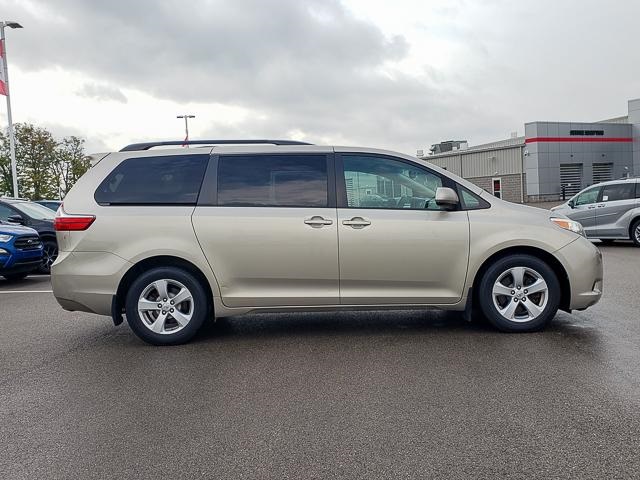2017 Toyota Sienna LE photo 3