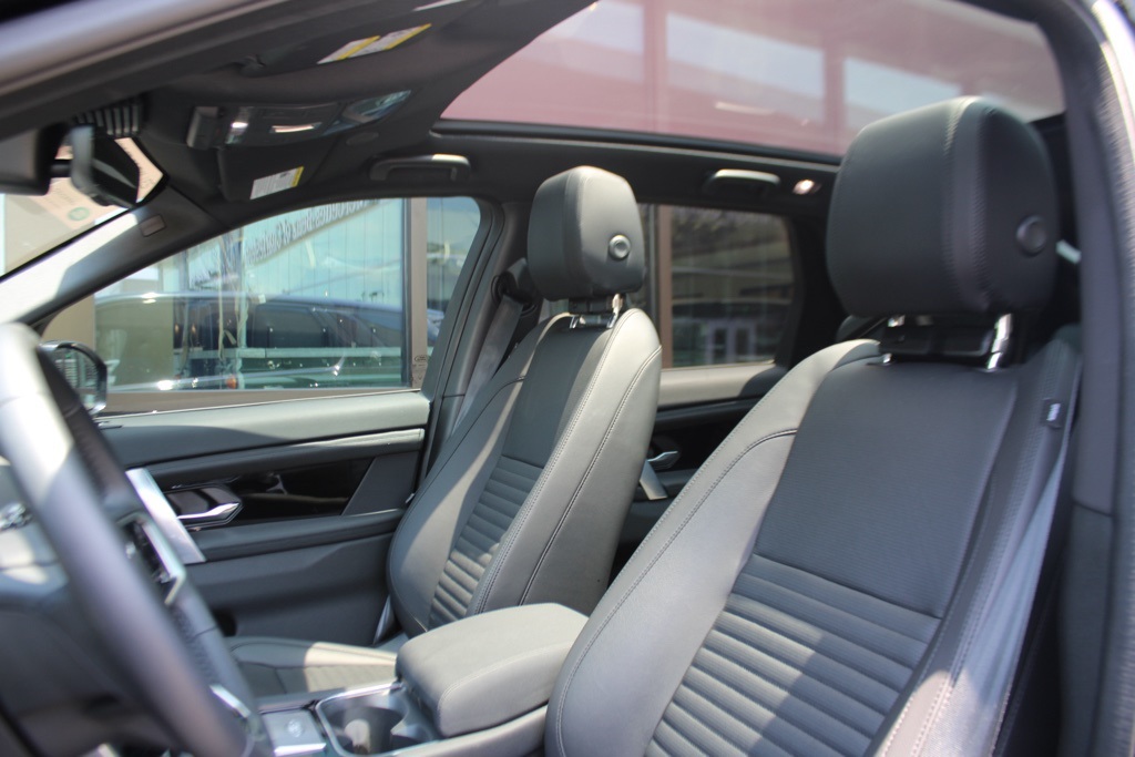 2023 Land Rover Discovery Sport SE photo 4