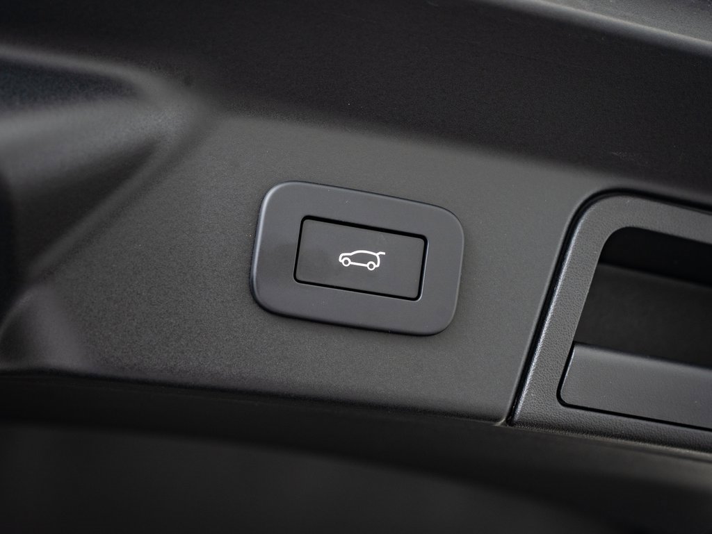 2026 Land Rover Range Rover Velar SE photo 17