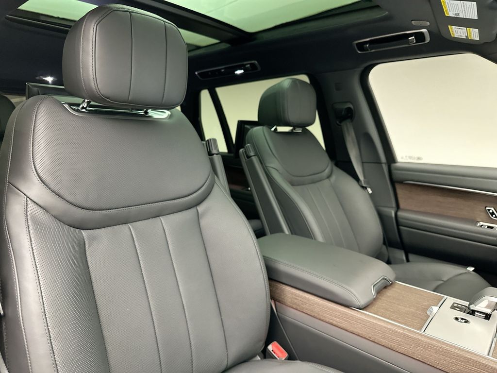 2025 Land Rover Range Rover SE photo 6