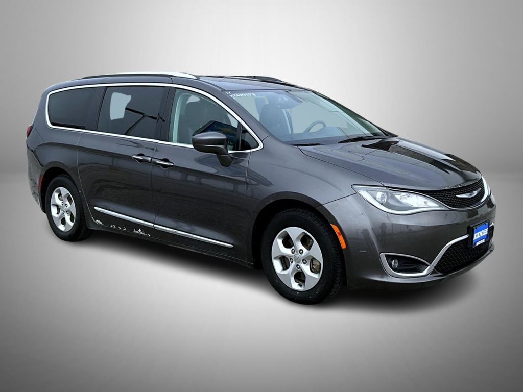 2017 Chrysler Pacifica Touring Plus photo 3
