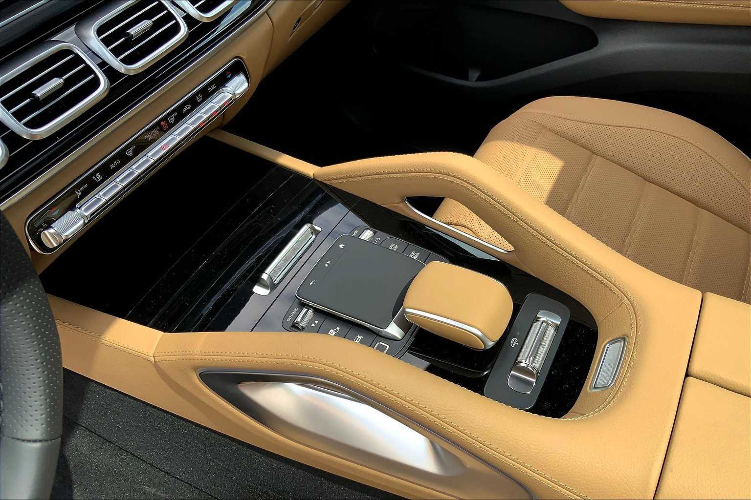 2025 Mercedes Benz GLS 450 4MATIC photo 4