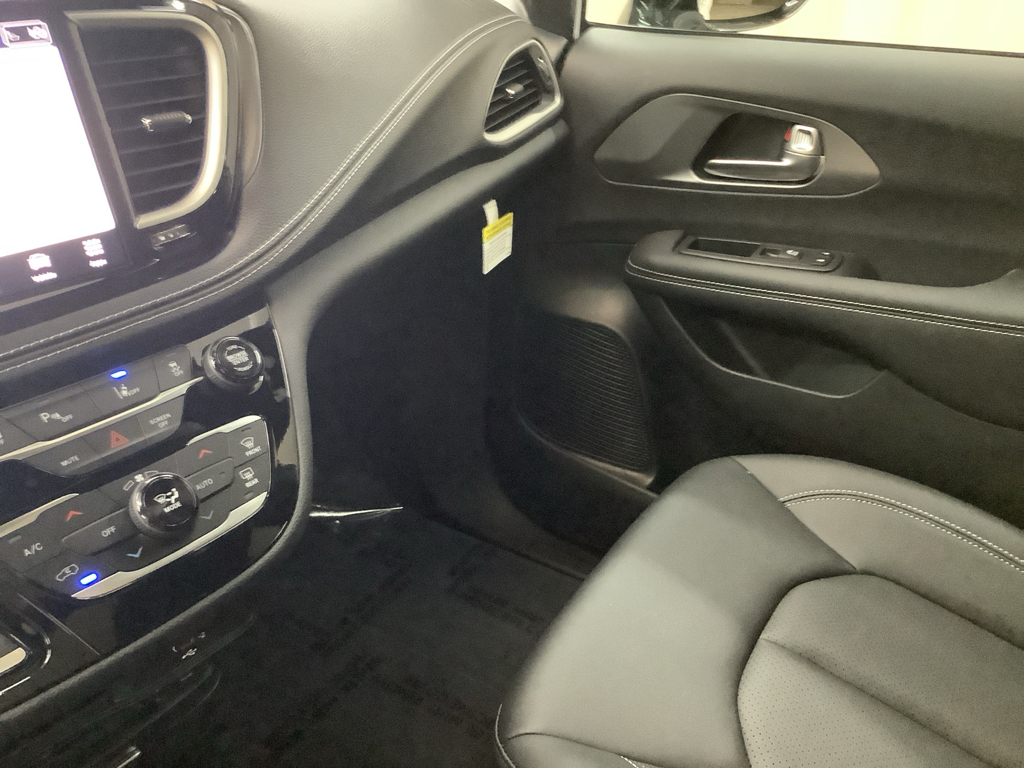 2026 Chrysler Pacifica photo 23