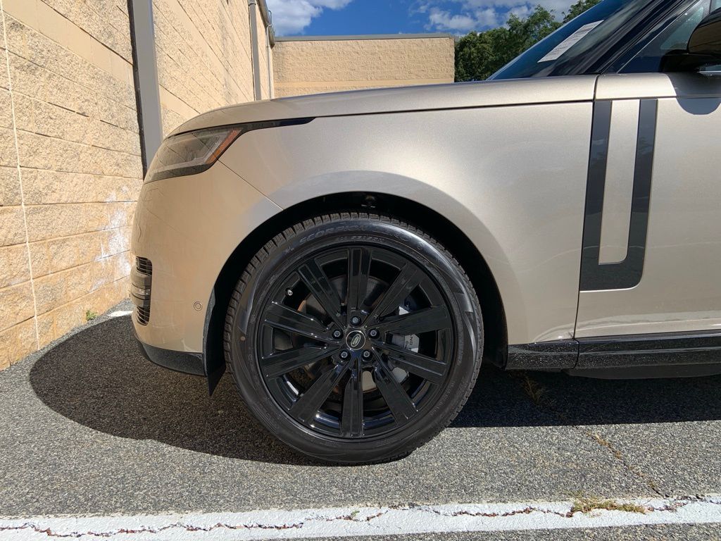2025 Land Rover Range Rover SE photo 9