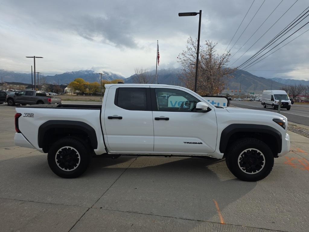 2024 Toyota Tacoma TRD Off-Road photo 3